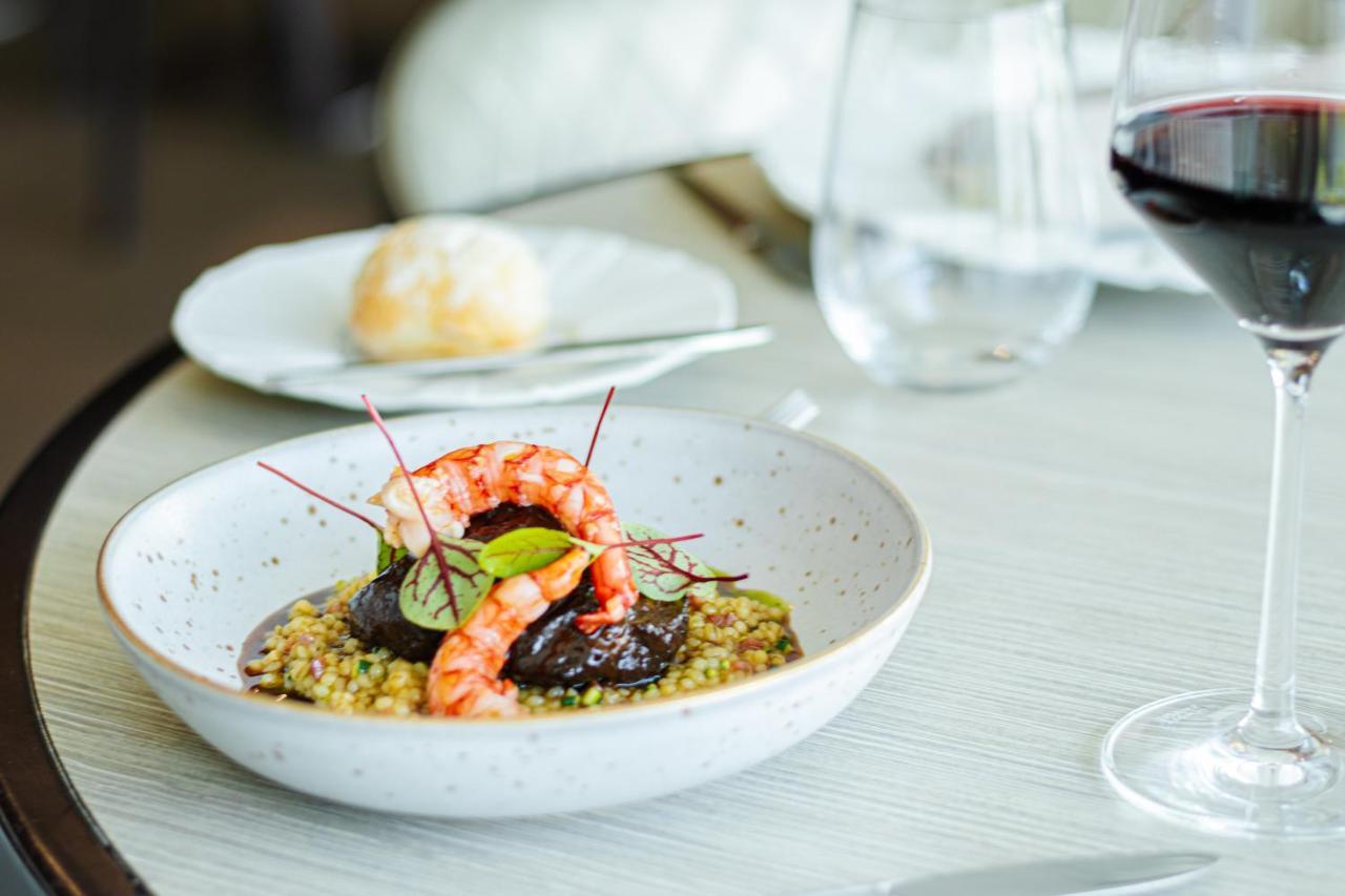 Epic Sana Lisboa Hotel Екстериор снимка A meal served in the First Class cabin