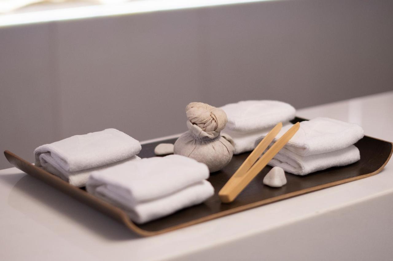 Epic Sana Lisboa Hotel Екстериор снимка A set of folded towels