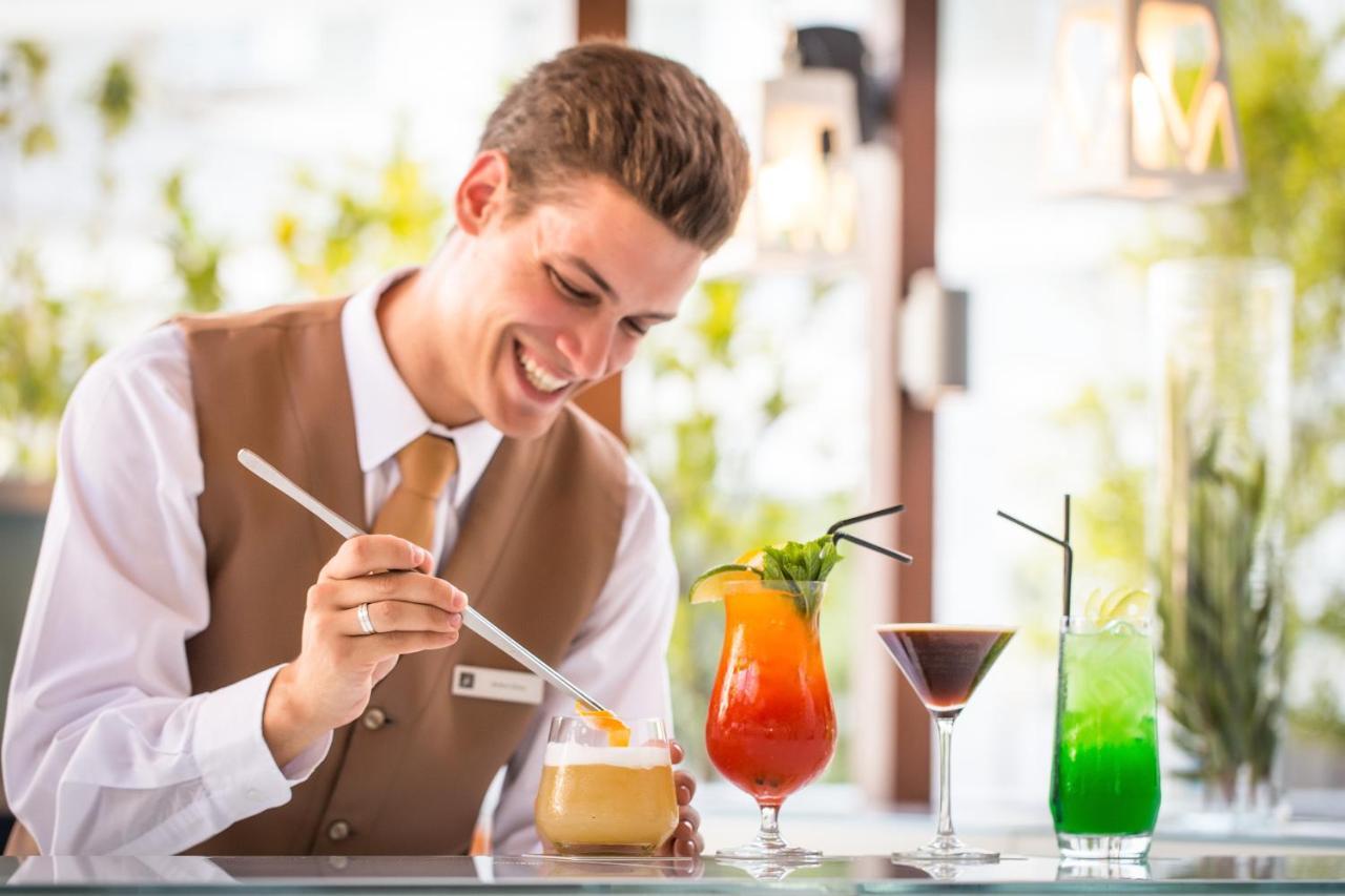 Epic Sana Lisboa Hotel Екстериор снимка A bartender using a digital tablet