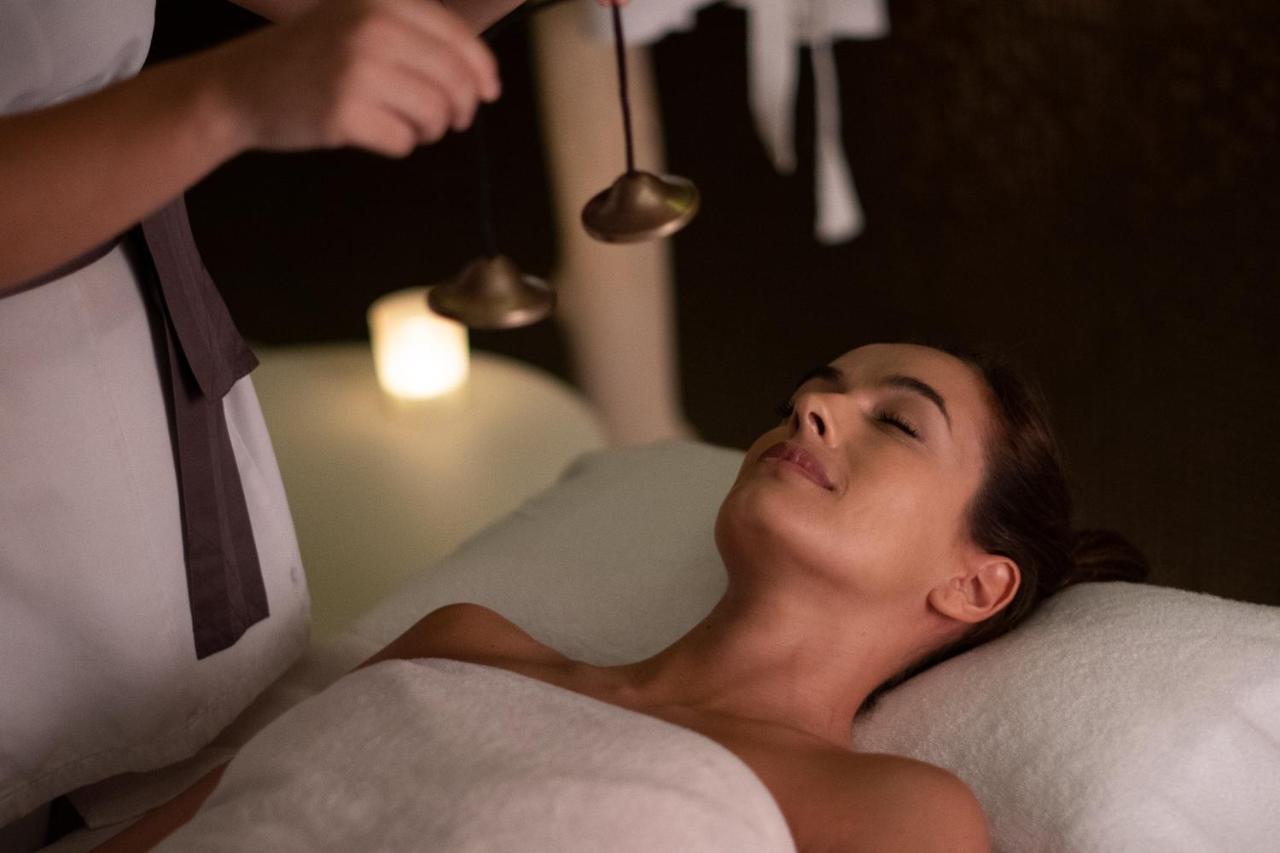 Epic Sana Lisboa Hotel Екстериор снимка A woman receiving a facial treatment
