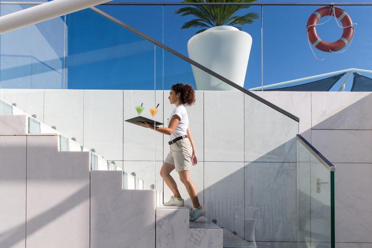 Epic Sana Lisboa Hotel Екстериор снимка A waitress on board a cruise ship