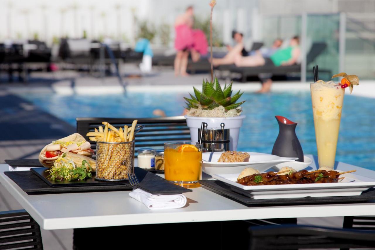 Epic Sana Lisboa Hotel Екстериор снимка Poolside dining at the hotel