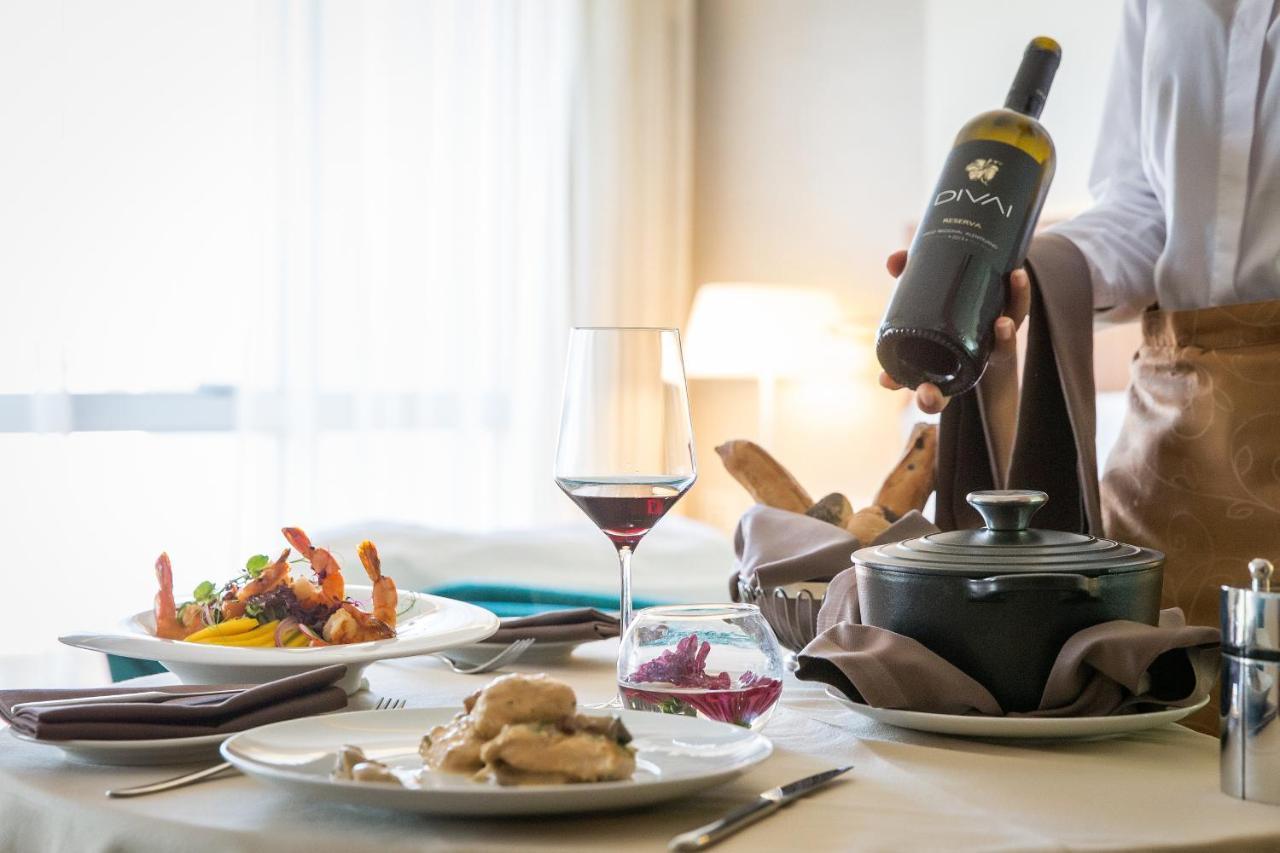 Epic Sana Lisboa Hotel Екстериор снимка A wine bottle being served