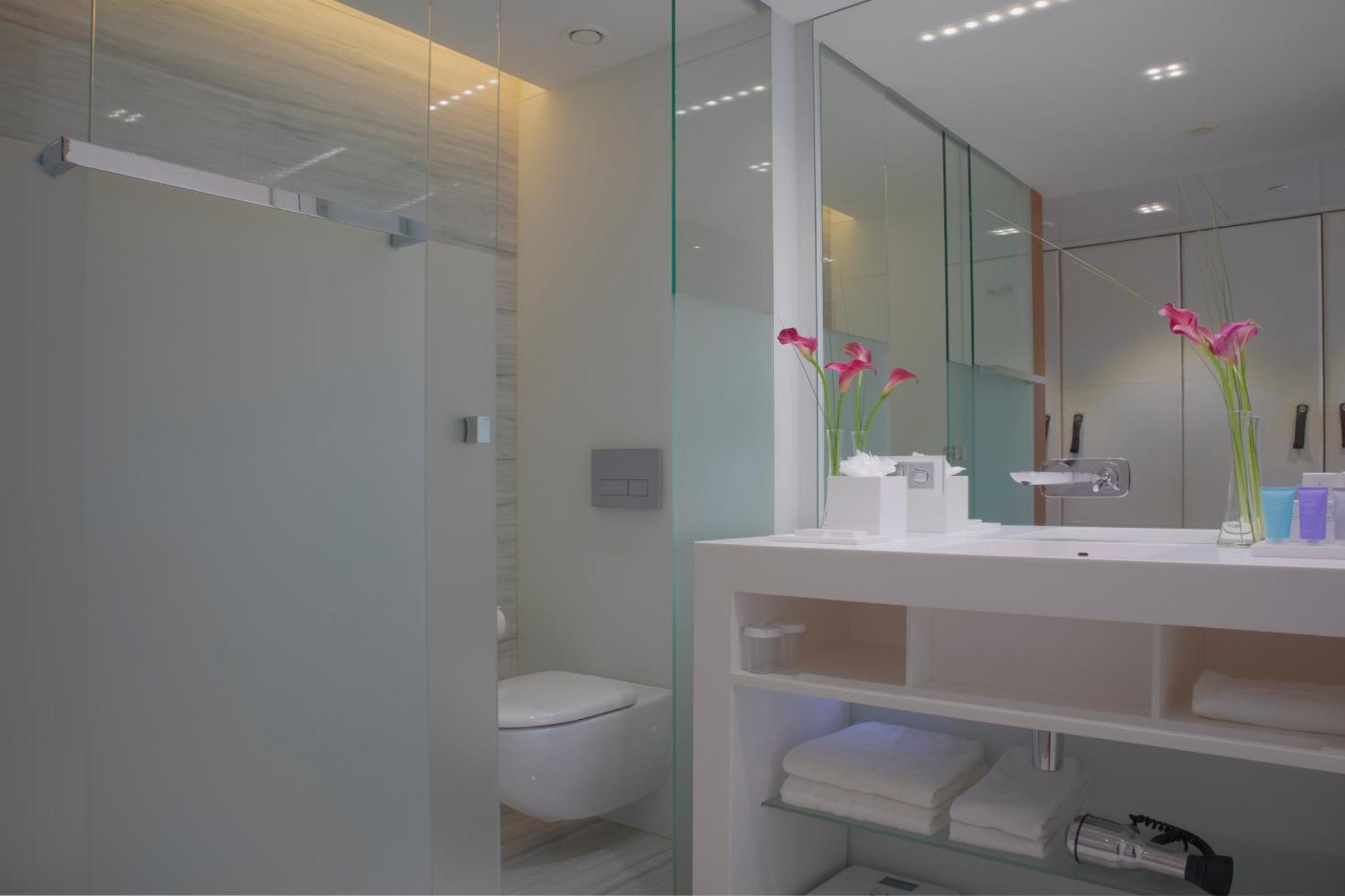 Epic Sana Lisboa Hotel Стая снимка A bathroom with a shower enclosure