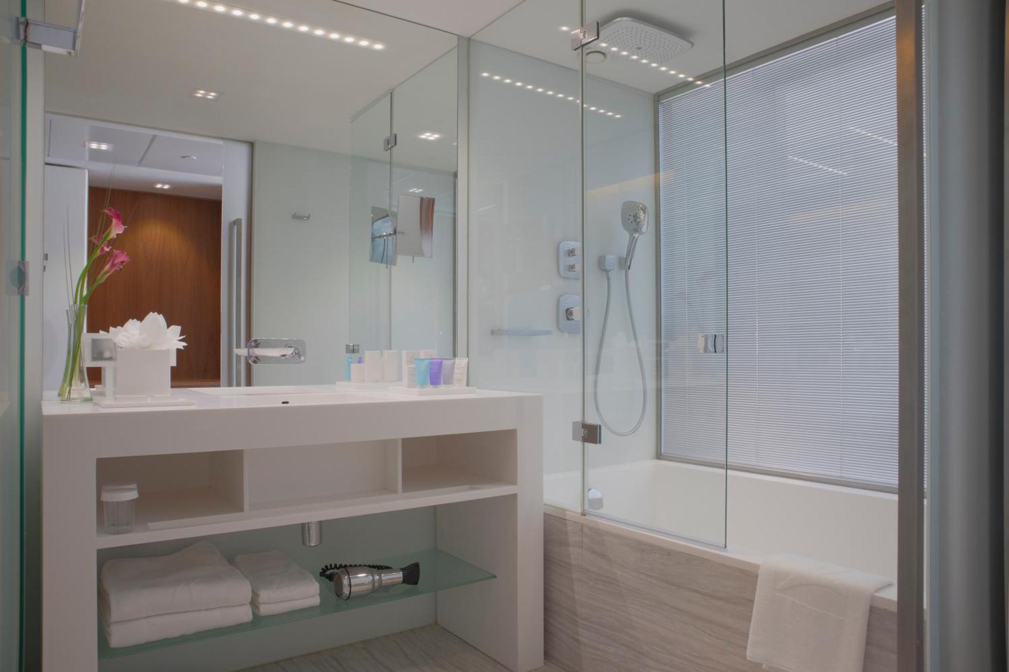 Epic Sana Lisboa Hotel Стая снимка A modern bathroom